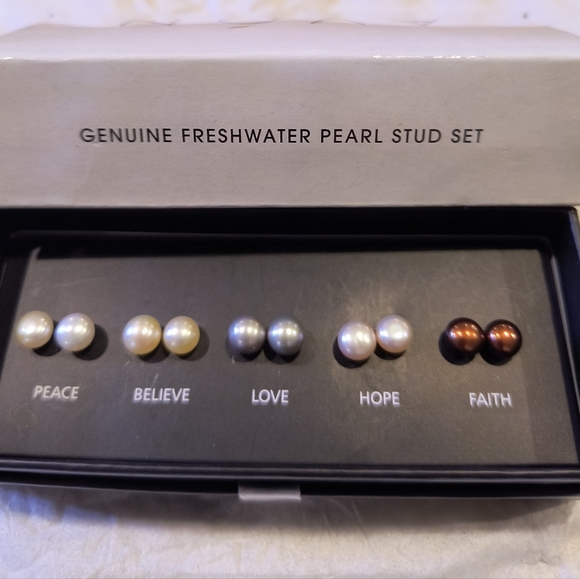 Avon Pearl Earring Box Set - Picture 9 of 9